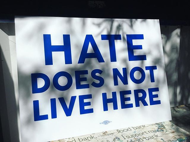hate does not live here yard sign